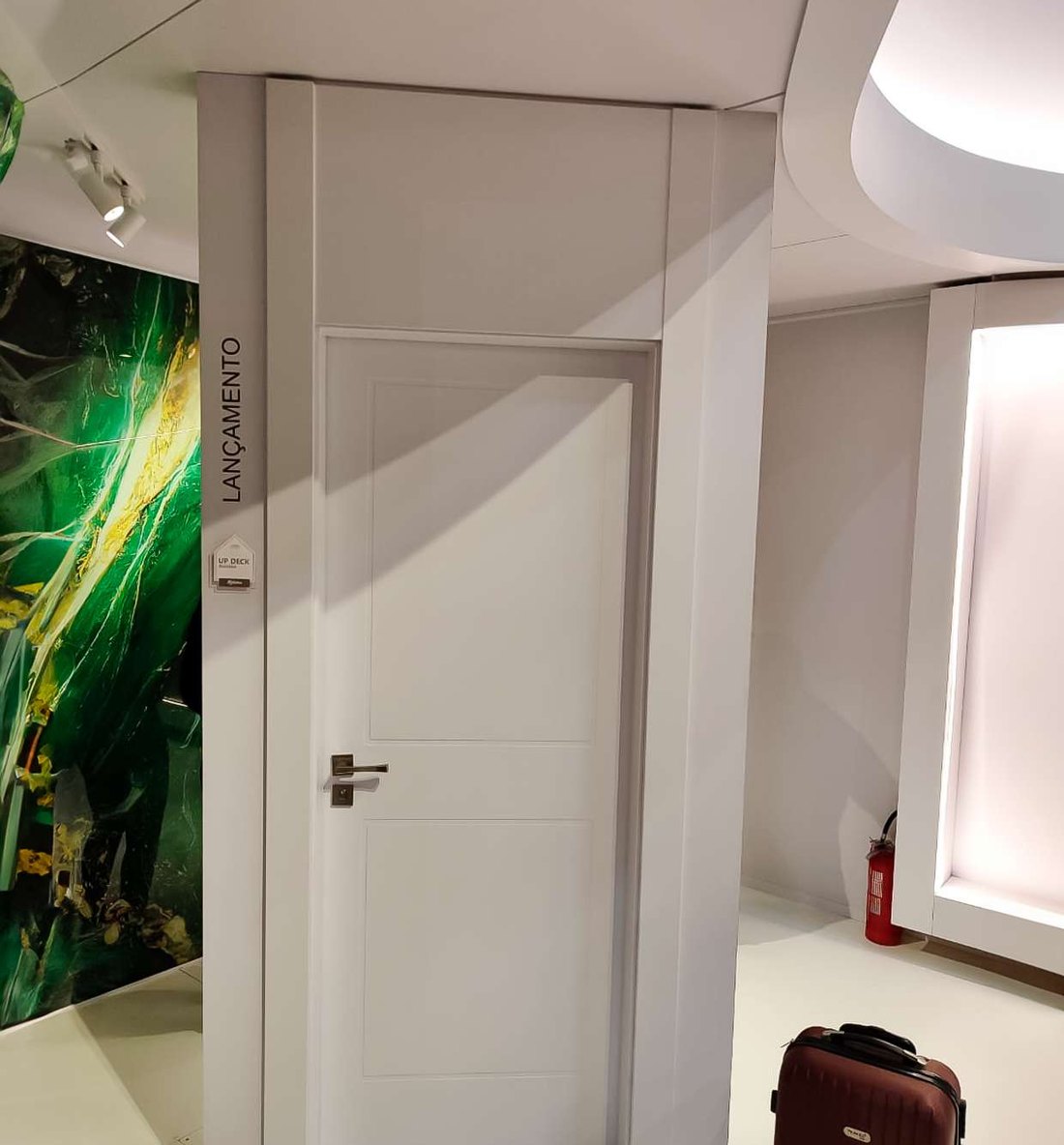 Porta branca com duas almofadas exposta no showroom como lançamento