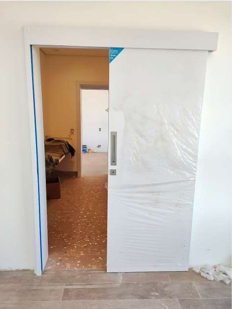 Porta de correr instalada com vão aberto para o quarto